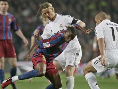 Eto'o intenta regatear a Guti y Raúl Bravo.
