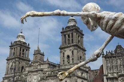 El Zócalo, uno de los lugares más emblemáticos de la ciudad de México, es el escenario escogido para arrancar 'Spectre', la última aventura de James Bond, encarnado por Daniel Craig. Las máscaras de calaveras, la música y los trajes festivos recrean el día de los muertos. La ciudad acogió el estreno internacional de la película el pasado 2 de noviembre.