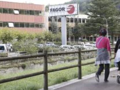 Dos mujeres caminan junto a la factoría de la empresa Fagor en la localidad guipuzcoana de Mondragón. EFE/Archivo