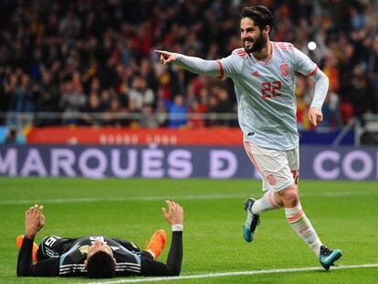 Isco celebra uno de sus goles a Argentina en el Wanda Metropolitano.