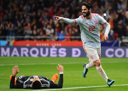 Isco celebra uno de sus goles a Argentina en el Wanda Metropolitano.