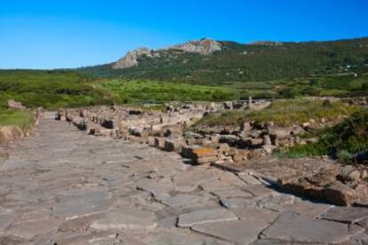 Las ruinas de Baelo Claudia, con las estribaciones de la sierra de Plata al fondo (Cádiz).