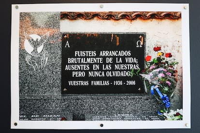 Epitafio de la tumba colectiva de las víctimas recuperadas en la exhumación en Burgos, en 2004.