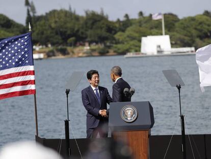 O presidente norte-americano, Barack Obama, e o primeiro-ministro japonês, Shinzo Abe, durante visita ao USS Arizona Memorial em Pearl Harbor.
