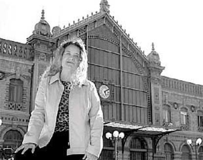 Cristina Fernández, junto a la estación de Almería.