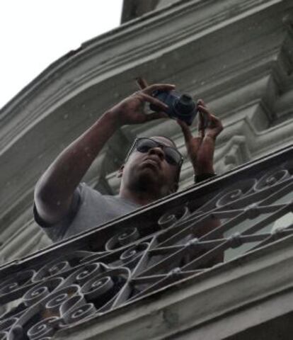 El rapero estadounidense Jay-Z, toma fotografías desde el balcón de su habitación en el Hotel Saratoga de La Habana (Cuba).