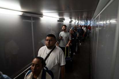 Pasajeros ingresan al vuelo de Avianca para viajar desde Bogotá a Caracas, en el aeropuerto el Dorado, el 1 de febrero del 2024, en Bogotá.
