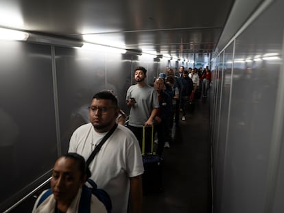 Varios pasajeros hacen fila para abordar un vuelo internacional en el aeropuerto El Dorado, en Bogotá, el 1 de febrero del 2024.