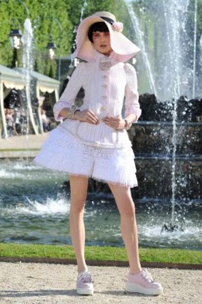 Una modelo muestra un diseño de la colección Crucero de Chanel para 2013