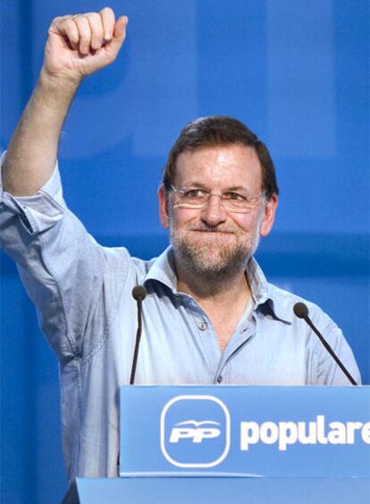 Mariano Rajoy agradece el apoyo de las bases del partido durante el acto de ayer en Gran Canaria.