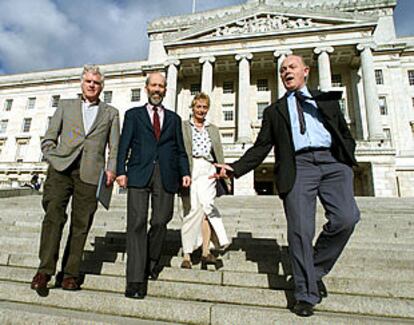 Miembros del partido de la Alianza, a la puerta del Parlamento de Stormont, en Belfast, ayer.