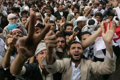 Los manifestantes corean lemas contra el régimen de Saleh en la capital de Yemen