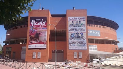 Fachada principal de la plaza de toros de Alcalá de Henares.