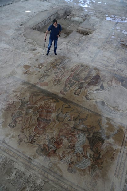 El mosaico del Cortejo dionisiaco tiene 10,80 metros de largo por 2,30 de ancho. Es el más dañado de todos los existentes, ya que fue sobre él donde entró el arado que permitió el descubrimiento de la villa. Representa al dios subido a una cuádriga dorada tirada por cuatro centauros músicos.