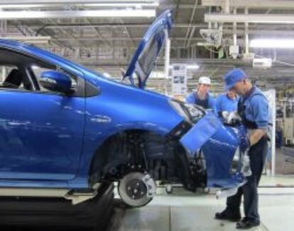 Un operario en una l&iacute;nea de fabricaci&oacute;n del Toyota Aqua, un modelo h&iacute;brido, en la planta de Kanegasaki, Jap&oacute;n.