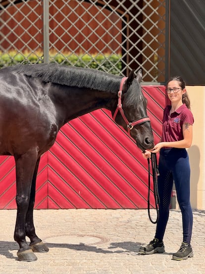 Tamara Márquez, este jueves en la cuadra muniquesa Meggle's, junto al caballo Power.