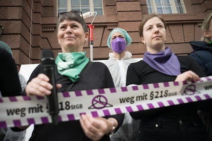 Manifestantes participan en una concentración a favor del aborto en Berlín