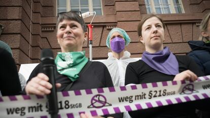 Varias manifestantes participan en una concentración a favor del aborto, el pasado 15 de abril en Berlín.