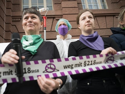 Varias manifestantes participan en una concentración a favor del aborto, el pasado 15 de abril en Berlín.