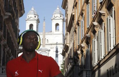 El corredor jamaicano con sus cascos cerca de la Plaza de España, en Roma.