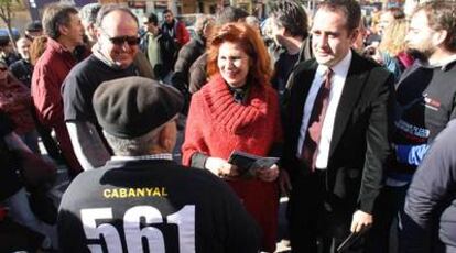 La portavoz municipal socialista, Carmen Alborch, y el secretario general del PSPV, Jorge Alarte, entre otros, en El Cabanyal.