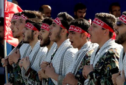 Miembros de la milicia 'basiyí' durante el desfile.