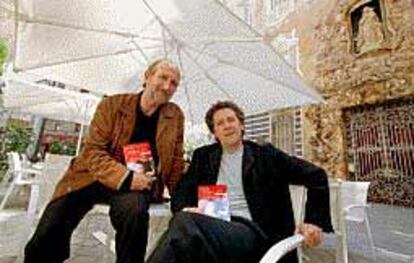 Javier Angulo, a la izquierda de la imagen, y José Antonio Reguilón, psicólogo, ayer, en Valencia.