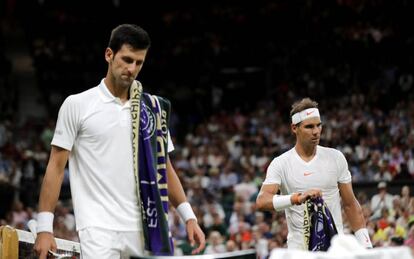 Djokovic y Nadal se retiran después de jugar los tres sets, ayer en Wimbledon.