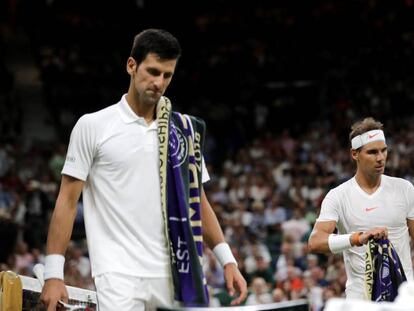 Djokovic y Nadal se retiran después de jugar los tres sets, ayer en Wimbledon.