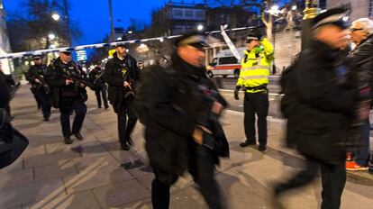 Agentes de policía en la zona del parlamento británico, que sigue acordonada.