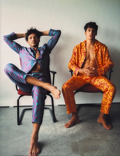 Andrés Velencoso y Martiño Rivas son los protagonistas de 'Nacho, una industria XXXL', la serie sobre la vida del actor porno Nacho Vidal. En la imagen, ambos actores visten camisa y pantalón de seda Barocco Silhouette, todo de Versace.