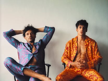 Andrés Velencoso y Martiño Rivas son los protagonistas de 'Nacho, una industria XXXL', la serie sobre la vida del actor porno Nacho Vidal. En la imagen, ambos actores visten camisa y pantalón de seda Barocco Silhouette, todo de Versace.