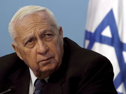 16 de novembro de 2005. O então primeiro-ministro israelense, Ariel Sharon, em seu escritório em Jerusalém, Israel.