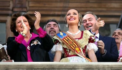 Rita Barberá, Juan Alberto Belloch, Carmen Sancho (fallera mayor) y Alberto Fabra, durante la 'mascletà'.