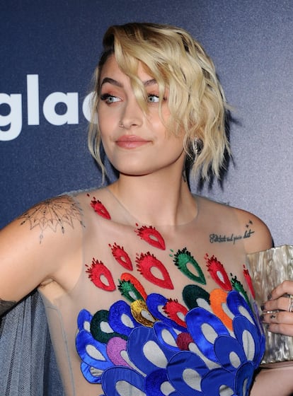 <p>El pasado 2 de abril, Paris Jackson fue una de las celebridades que posó en el ‘photocall’ de los premios GLAAD, celebrados en el hotel Beverly Hilton. Y las cámaras captaron que la hija mayor del fallecido rey del pop no se había depilado las axilas, lo que convirtió automáticamente a la joven en el blanco de innumerables comentarios en las redes sociales. Y no solo eso, un tuitero escribió un mensaje reflejando que la incipiente actriz había ganado algo de peso. Y ella le calló con tan solo cuatro palabras: “Fuck yeah I have” (“Carajo, lo he ganado”), le contestó Paris en un tuit.</p></br>
<p>No es la primera vez que la joven, de 19 años, se ha enfrentado a los llamados 'trolls'. En junio de 2016, escribió un mensaje dedicado a Michael Jackson en el día del padre. Y ante los mensajes negativos recibidos, decidió contestar. “Si tratas de acosar a alguien por poner un comentario en una fiesta (el día del padre), pregúntate si tiene algo que ver contigo”. Desde pequeña, ha estado en el ojo público, y consciente de esa realidad es por la que decidió que no había manera de esconderse. “Muchas veces he pensado en no hacer nada en público y guardármelo todo para mi vida privada. Pero luego empecé a ver cómo funciona el mundo. Y siento que cada año va a peor…Sé que hay mucha gente que se sentiría bendecida de estar en mi posición, así que yo quiero utilizarla para cosas buenas”, dijo en una entrevista con la revista ‘Harper’s Bazzar’.</p></br>