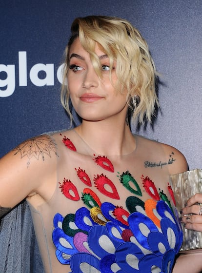 <p>El pasado 2 de abril, Paris Jackson fue una de las celebridades que posó en el ‘photocall’ de los premios GLAAD, celebrados en el hotel Beverly Hilton. Y las cámaras captaron que la hija mayor del fallecido rey del pop no se había depilado las axilas, lo que convirtió automáticamente a la joven en el blanco de innumerables comentarios en las redes sociales. Y no solo eso, un tuitero escribió un mensaje reflejando que la incipiente actriz había ganado algo de peso. Y ella le calló con tan solo cuatro palabras: “Fuck yeah I have” (“Carajo, lo he ganado”), le contestó Paris en un tuit.</p></br>
<p>No es la primera vez que la joven, de 19 años, se ha enfrentado a los llamados 'trolls'. En junio de 2016, escribió un mensaje dedicado a Michael Jackson en el día del padre. Y ante los mensajes negativos recibidos, decidió contestar. “Si tratas de acosar a alguien por poner un comentario en una fiesta (el día del padre), pregúntate si tiene algo que ver contigo”. Desde pequeña, ha estado en el ojo público, y consciente de esa realidad es por la que decidió que no había manera de esconderse. “Muchas veces he pensado en no hacer nada en público y guardármelo todo para mi vida privada. Pero luego empecé a ver cómo funciona el mundo. Y siento que cada año va a peor…Sé que hay mucha gente que se sentiría bendecida de estar en mi posición, así que yo quiero utilizarla para cosas buenas”, dijo en una entrevista con la revista ‘Harper’s Bazzar’.</p></br>
