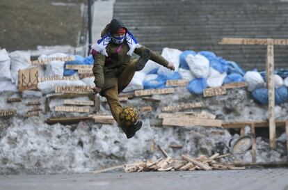 Un activista pro Unión Europea juega con la pelota frente a las barricadas de la Plaza de la Independencia en Kiev, Ucrania.