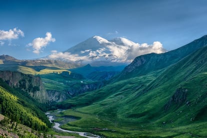 Este volcán durmiente de 5.642 metros de altura en las montañas del Cáucaso, al sur de Rusia, cerca de la frontera con Georgia, <a href="https://spain.russia.travel/" target="_blank">está considerado el techo de Europa</a>, a pesar de que la cordillera en la que se encuentra marca la frontera con Asia. A partir de los 3.800 metros de altura hay nieve perpetua y 23 glaciares que alimentan tres ríos principales: Baksan, Malku y Kuban. El parque nacional de Prielbrusye impulsa actividades turísticas en el entorno, como escalada, 'trekking', montañismo o esquí.