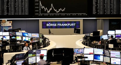 Agentes trabajan en la Bolsa de Fráncfort, Alemania. 