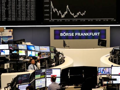 Agentes trabajan en la Bolsa de Fráncfort, Alemania. 