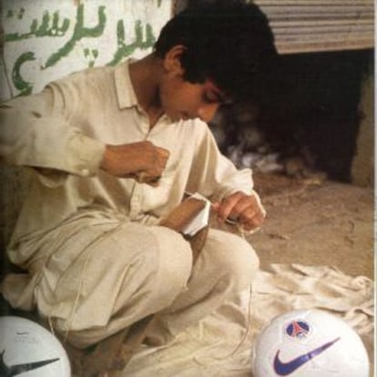 Un niño cosiendo balones Nike en India.