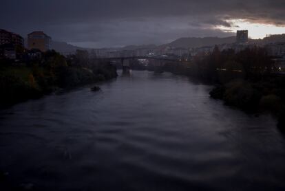 El río Miño discurre bajo el puente romano de Ourense al amanecer. 