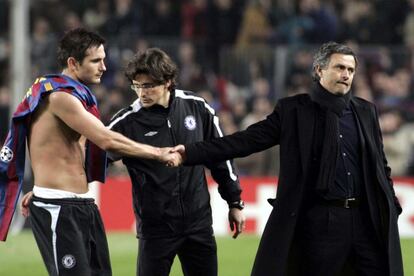 Mourinho saluda a Lampard al final del partido de los octavos de final de la Liga de Campeones 2005/ 06 entre el FC Barcelona y el Chelsea FC, en el Camp Nou, que finalizó con un empate a uno. Los azulgranas pasaron.