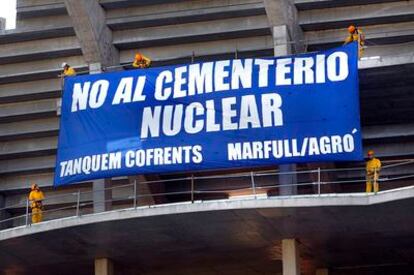 La plataforma Tanquem Cofrents ha desplegado una gran pancarta contra el ATC en Zarra en las gradas del nuevo estadio de Mestalla, en obras.