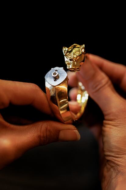 Detalle del proceso de creación de un reloj joya Panthère de Cartier realizado en oro amarillo con ónix, granates tsavoritas, laca negra y diamantes.