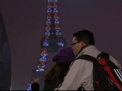 La Torre Eiffel ilumina la llegada de 2010