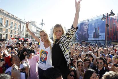 Lilian Tintori (i), esposa del líder opositor encarcelado. Leopoldo López, junto a la presidenta de la Comunidad de Madrid, Cristina Cifuentes.