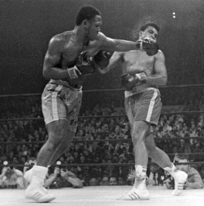 Muhammad Alí, a la derecha, recibe un golpe de izquierda de Joe Frazier durante el 15º asalto del título de los pesos pesados, en el Madison Square Garden, en Nueva York, el 8 de marzo de 1971.