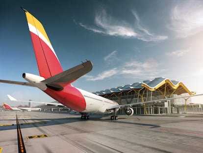 Uno de los aviones de Iberia ante la terminal 4 (T4) de Madrid-Barajas.