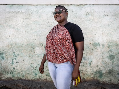 Filipa Gourrett, superviviente de violencia de género, en el barrio de Mavalane, Maputo, en junio de 2023